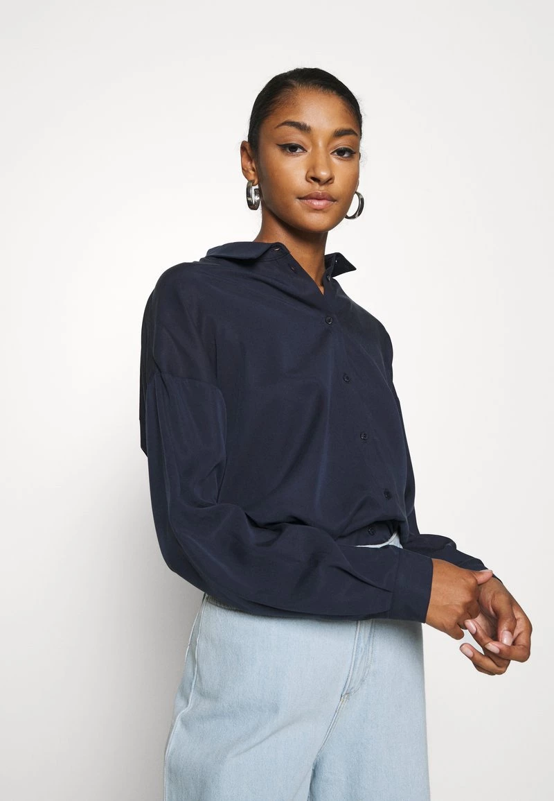 Minimum KOKO Chemisier Navy Blazer Femme 6 Minimum KOKO Chemisier Navy Blazer Femme – Image 4