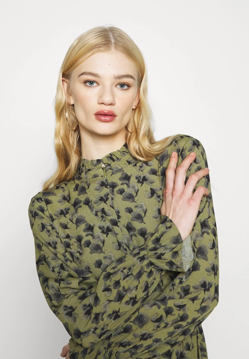 Minimum CHALOTTHEA Robe De Jour Dark Olive Femme 6 Minimum CHALOTTHEA Robe De Jour Dark Olive Femme – Image 4