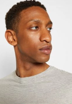 Minimum Homme SVENDE T Shirt Imprimé Navy Blazer 15 Minimum Homme SVENDE T Shirt Imprimé Navy Blazer -Minimum Soldes Magasin 4eea4cc752df48a78fbb7a8c75e07869