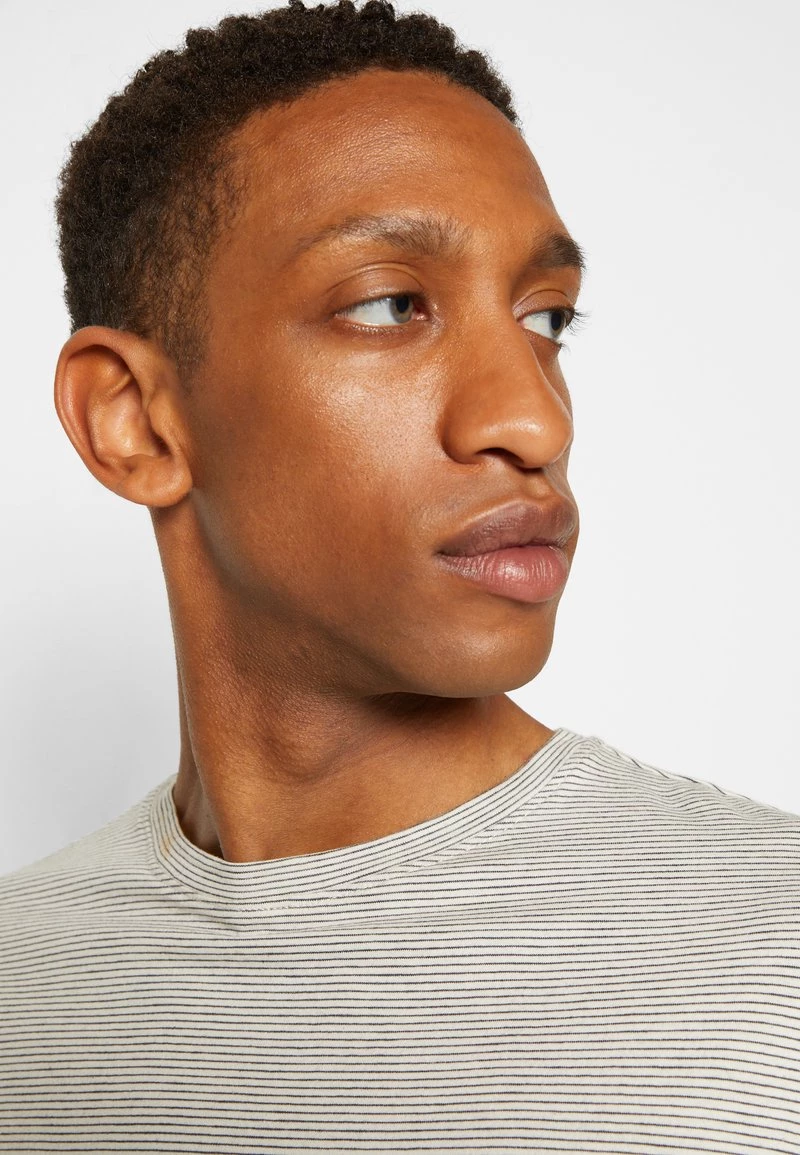 Minimum Homme SVENDE T Shirt Imprimé Navy Blazer 9 Minimum Homme SVENDE T Shirt Imprimé Navy Blazer – Image 7