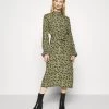 Minimum CHALOTTHEA Robe De Jour Dark Olive Femme -Minimum Soldes Magasin 5b04d0fbd496436f90423097a4720676