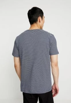 Minimum Homme LUKA T Shirt Imprimé Navy Blazer -Minimum Soldes Magasin 5f7eff551a4f4b7386eb717c2cea8093