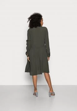 Minimum BINDIE DRESS Robe Chemise Racing Green Femme -Minimum Soldes Magasin 8c088cd90a124508960b762bf87493a7